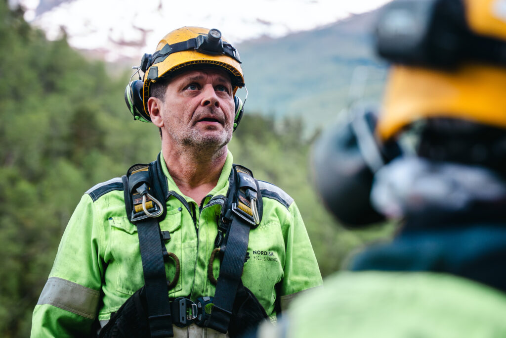 Fjellsikringsprosjekt i nærheten av Bjerkvik. En mann kikker opp på fjellet.