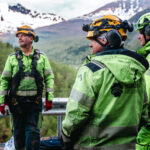 Nordisk Fjellsikring søker produksjonsleder. Tre menn ser på løsninger ute på et prosjekt.