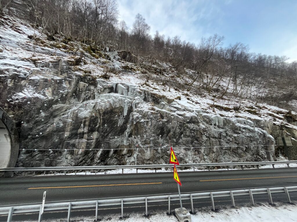 Isnett montert nor Nakkalgjeltunnelen Vest