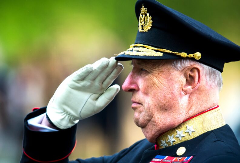 Kong Harald. Nordisk Fjellsikring stanser støyende arbeid i Honningsvåg.