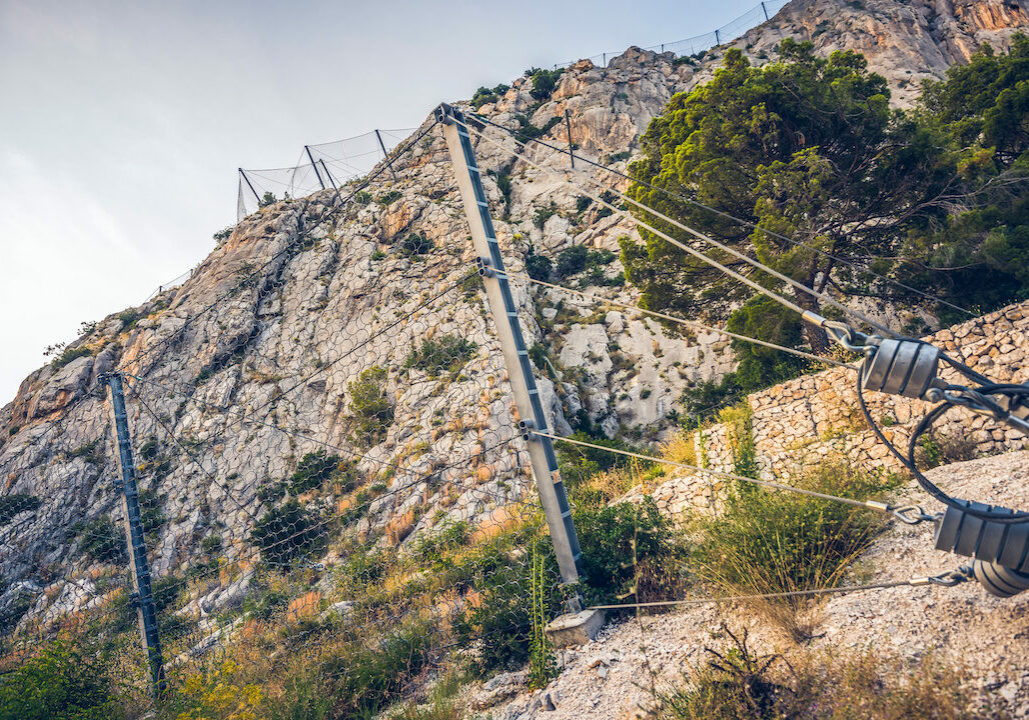 Protection wire mesh against falling rocks from the mountains